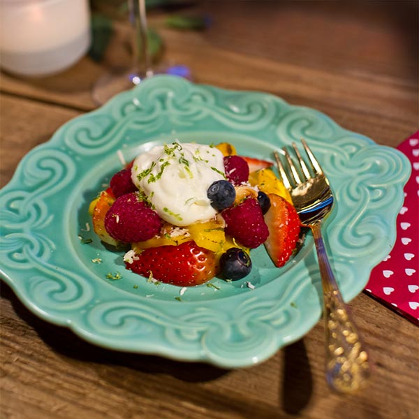 Chokladgratinerade bär och mango med limegrädde