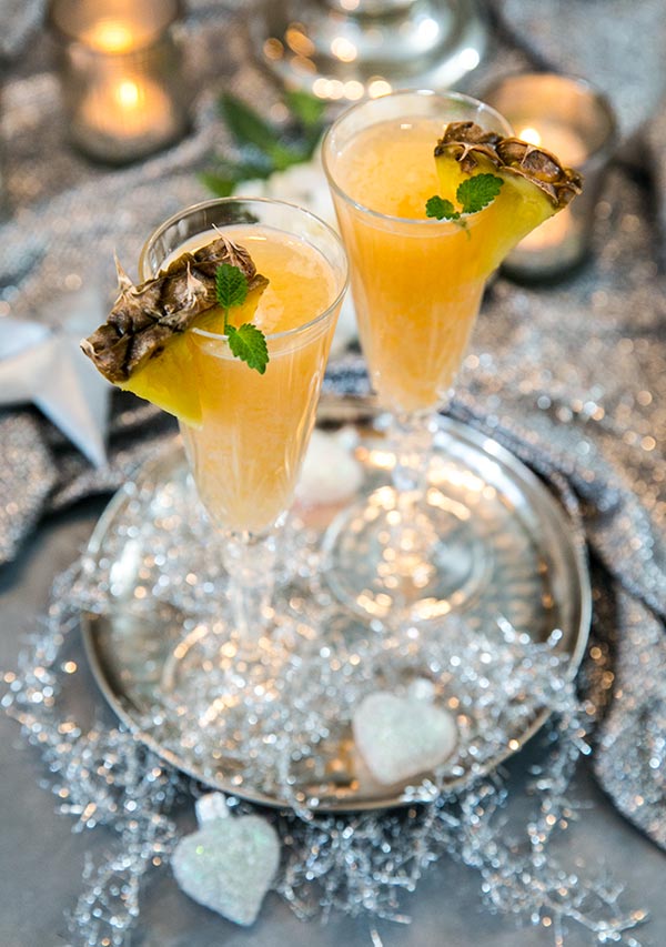 Mousserande festdrink med ananas