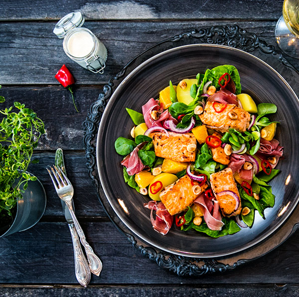 Lyxig vårsallad med lax och apelsin