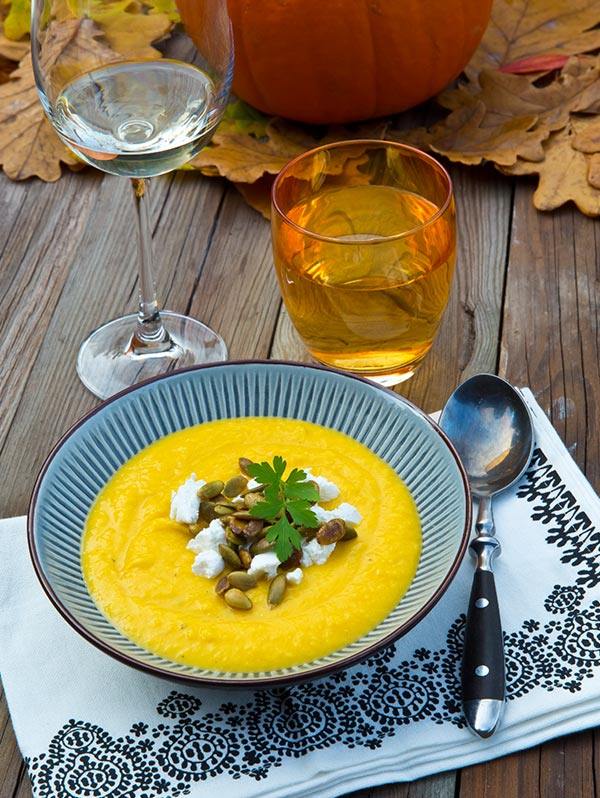 Mousserande pumpasoppa med pumpafrön, äpple och getost