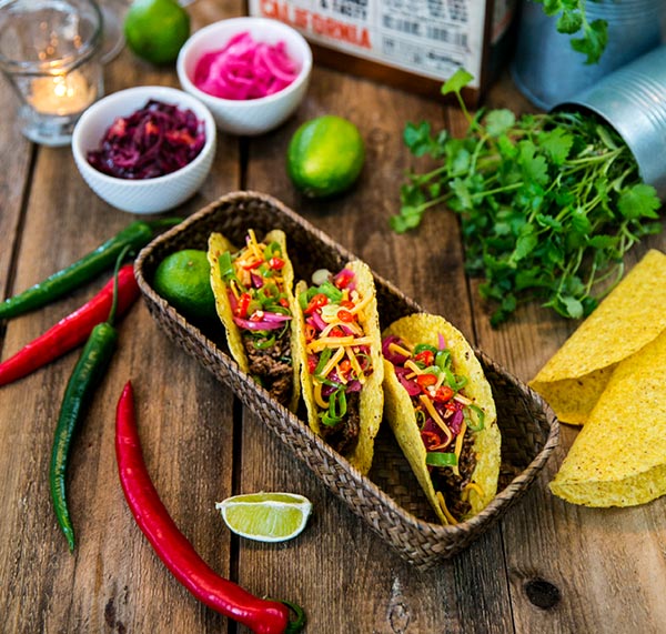 Kryddiga tacos med picklad rödlök, salsa och guacamole