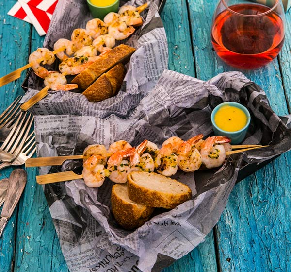 Räkspett med aioli och rustikt bröd