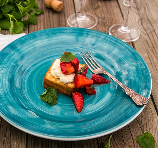 Grillad sockerkaka med limemarinerade jordgubbar och grädde