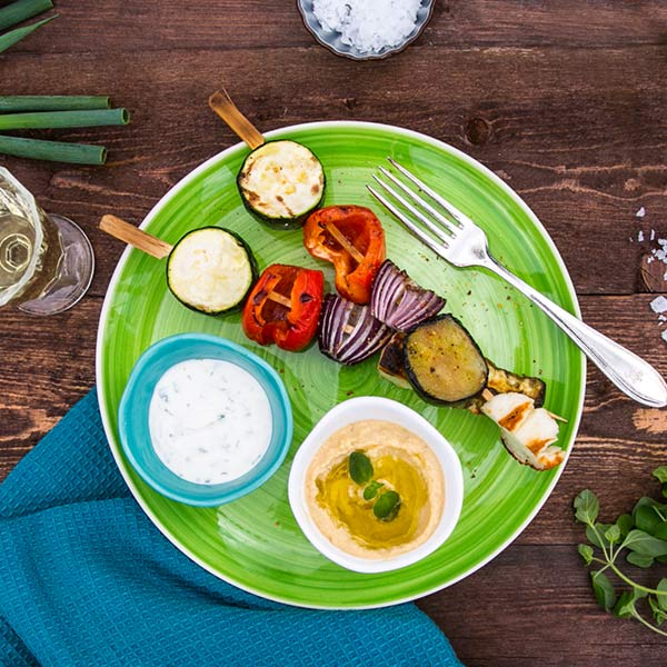 Vegetariska grillspett med sval myntasås och hummus