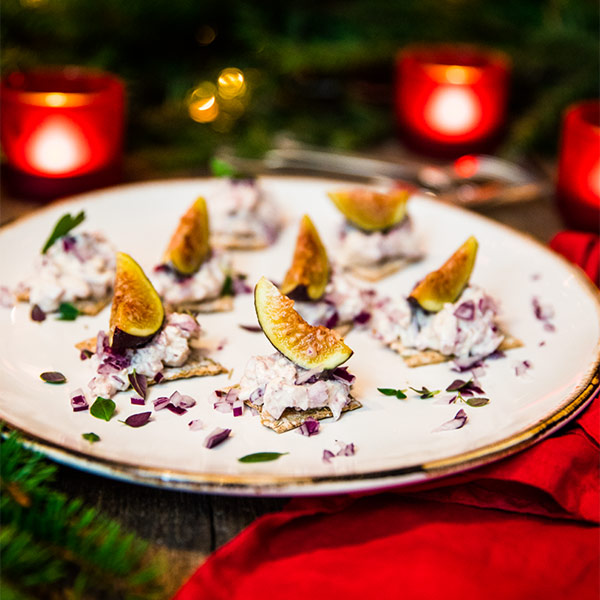 Juliga snittar med knäckebröd, skinkröra och fikon