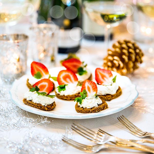 Snittar med fetaostcreme och jordgubbar