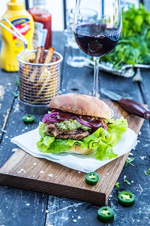 Burgare med pulled pork, guacamole och picklad lök