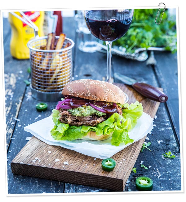 Burgare med pulled pork, guacamole och picklad rödlök