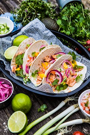 Laxtacos med picklad rödlök och vitlökssås