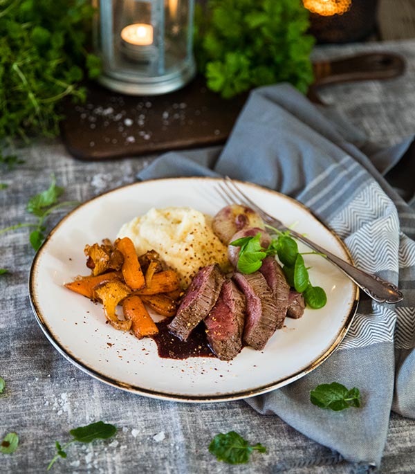 Rådjursfilé med kantareller, rotsaker och potatispuré