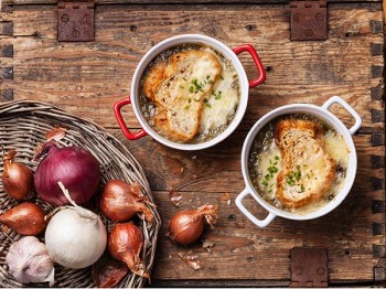 Recept på löksoppa - En enkel bistroklassiker